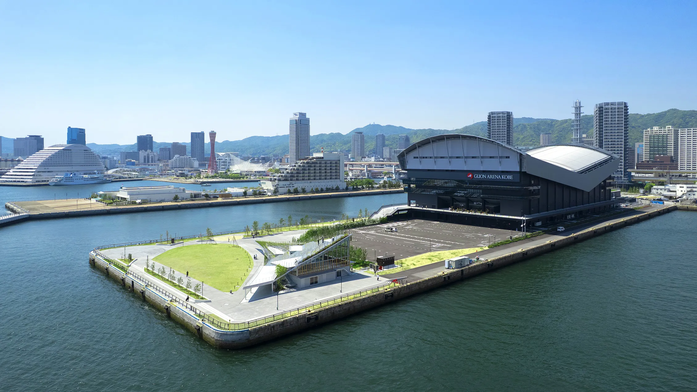 TOTTEI PARK内の海に囲まれたバーベキュー施設「エンスリー」外観